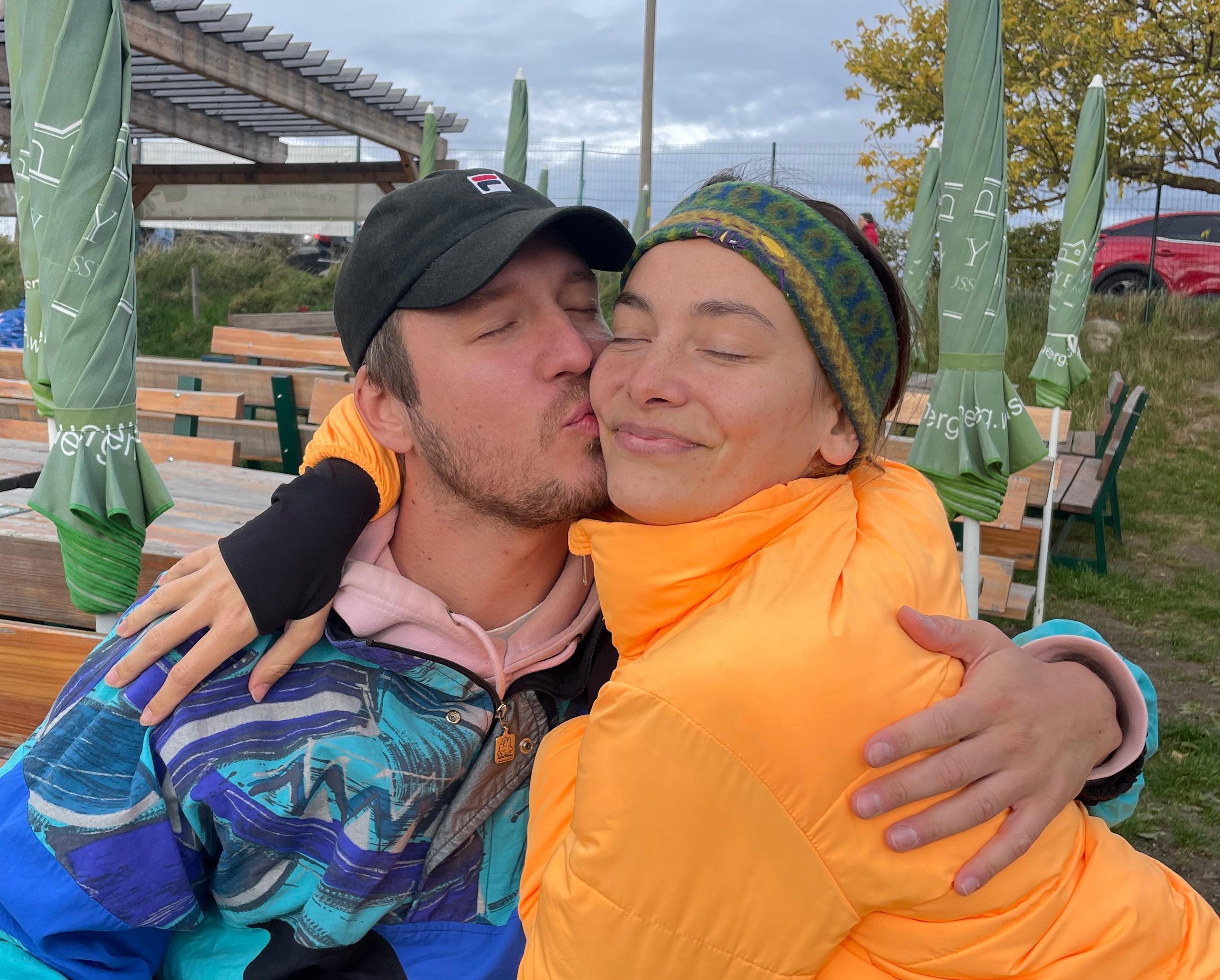 Leni & Cheesy innig umarmt beim Heurigen